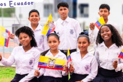 El Momento Cívico regresa a las instituciones educativas en Ecuador