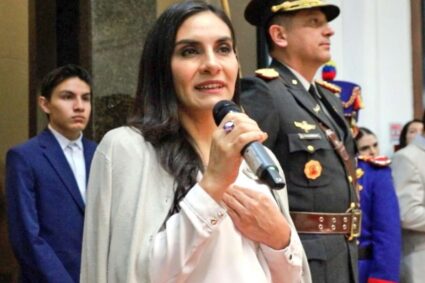 La vicepresidenta Verónica Abad regresa a Ecuador tras suspensión de funciones