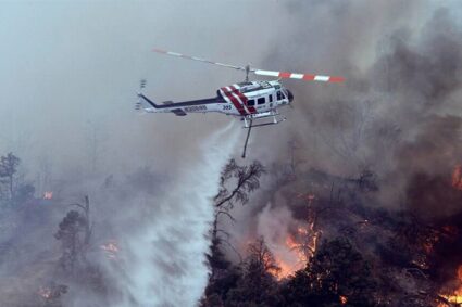 Contra el fuego y el viento: helicópteros desafían la geografía de Loja